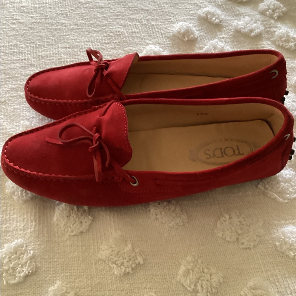 Tod's Red Suede Bow-Accent Driving Loafers - Picture 2 of 7